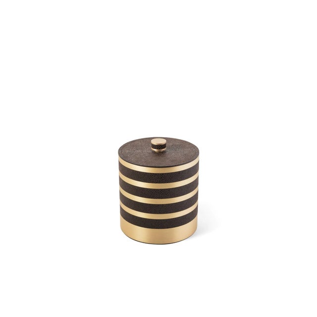 How we love this charming combination! Crafted with brushed brass and adorned with a cream leather, the Saturno box is an...