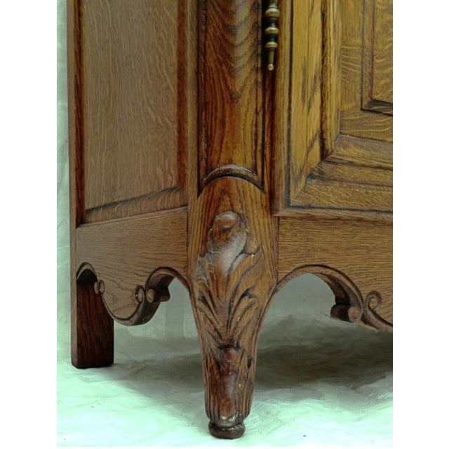 Antique 1900s French Tiger Oak Display Cabinet, Louis XV Style, Carved Glass Door Bookcase For Sale In Los Angeles - Image 6 of 17