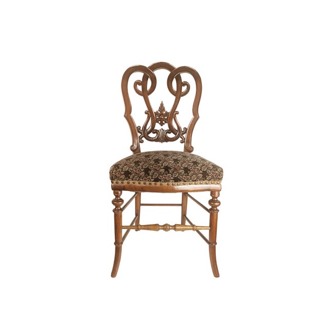 Splendid and sculptural chairs from the second half of the 19th century. Walnut frame and upholstered seats with velvet...