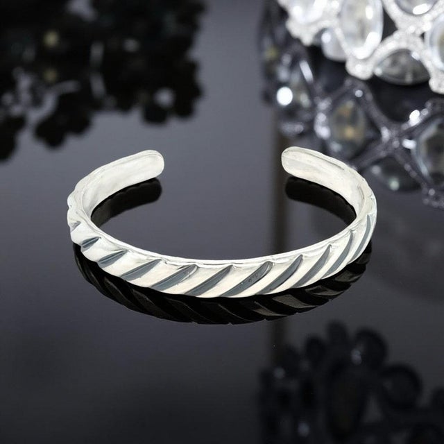 1990s David Yurman Chevron Cuff Bracelet Size M Sterling Silver Estate For Sale In New York - Image 6 of 7
