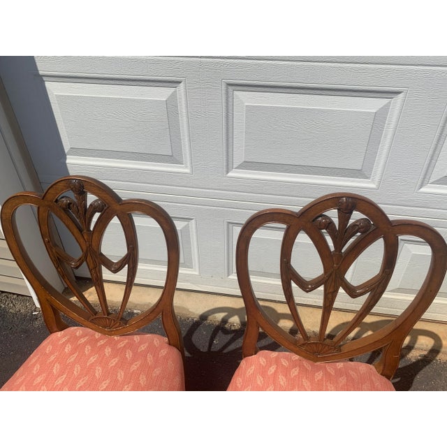 1970s Set of 4 Hepplewhite-Style Shield-Back Dining Chairs With Coral Jacquard Upholstery, C. Mid-20th Century For Sale - Image 5 of 10