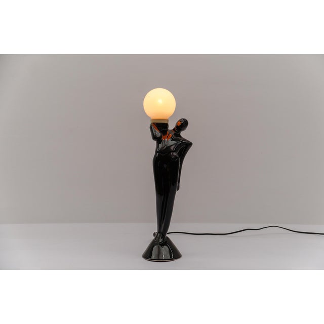 The lamp need 1 x e27 / e26 edison screw fit bulb, is wired, and in working condition. It runs both on 110 / 230 volt....