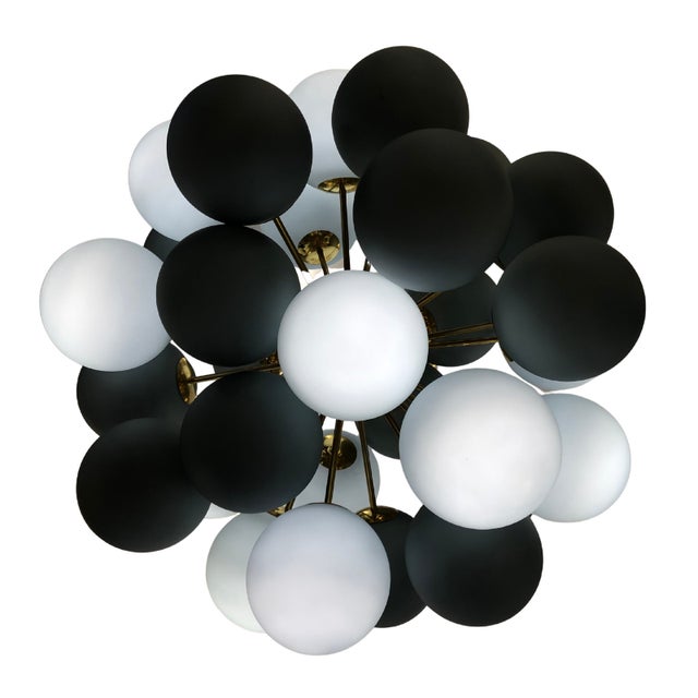 Sputnik ceiling lamp with blue balloons in a matte finish. This lamp features a gold-plated brass structure that holds...