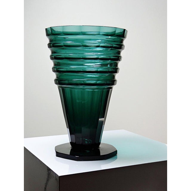 Large Antique Art Deco Vase in Cut Emerald Crystal, Bohemia, 1920s For Sale - Image 4 of 15
