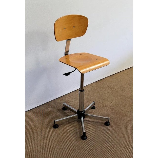 Architect's chair dating from 1960, with a chromed metal structure and a discreet and slender look. Its plywood seat is...