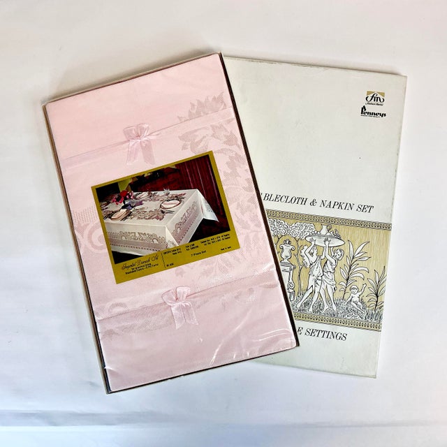 This is a French Style Damask 48” x 64” Tablecloth set with 6 matching Napkin Rings. It’s from the Mid Century and has...