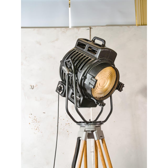 Black Vintage Movie Spotlight on Surveying Tripod Floor Lamp by Arri Arnold & Richter, 1950s For Sale - Image 8 of 18