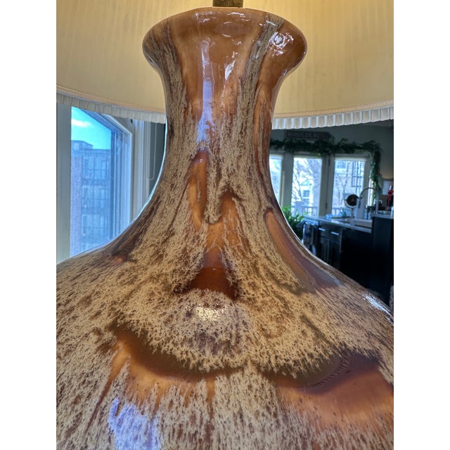 Chestnut Large Sculptural Ceramic Table Lamp – Vintage Organic Modern / Studio Pottery Lamp For Sale - Image 8 of 9