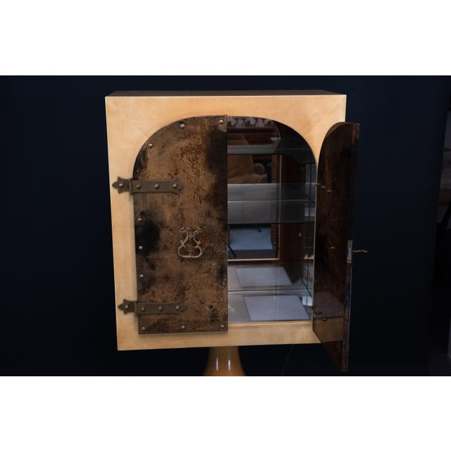 Beige Mid-Century Modern Goatskin Parchment Bar Cabinet from Aldo Tura, Italy, 1960s For Sale - Image 8 of 18