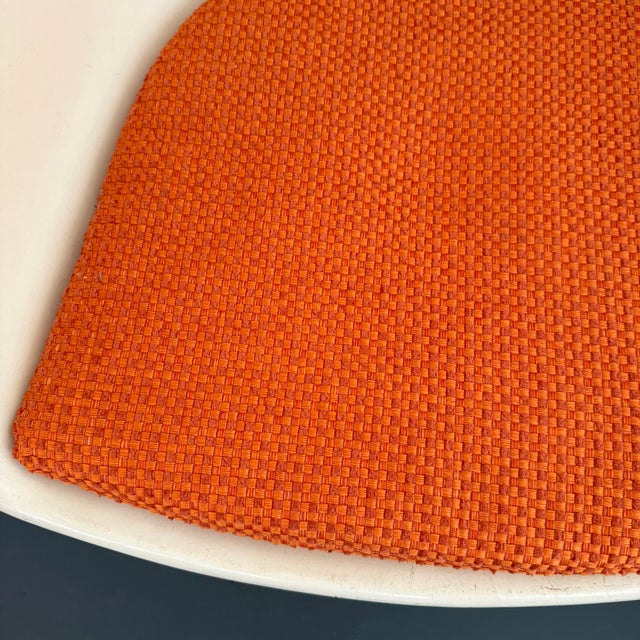 White Mid-Century Modern Fiberglass Pedestal Arkana Chair by Maurice Burke For Sale - Image 8 of 8