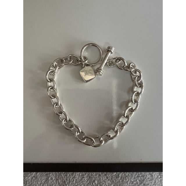 Heavy, thick oval rolo/cable links constructed for an elegant aesthetic design. Secure, ribbed T-bar toggle mechanism...