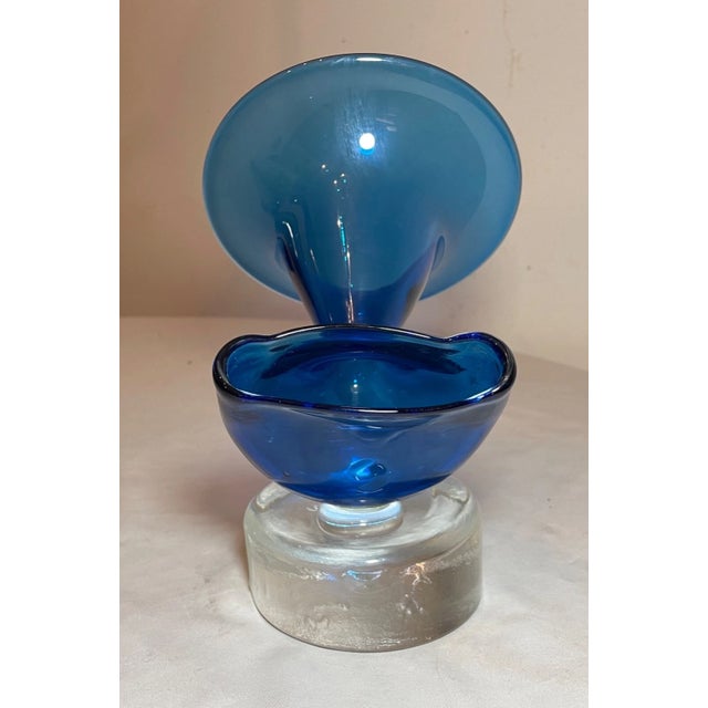 Vintage 1969 Unique Hand Blown Gest Art Studio Blue Glass Sculpture Vase Trumpet For Sale - Image 9 of 14