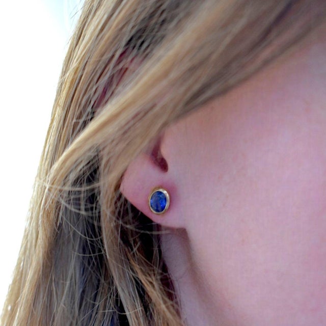 A timeless classic for any jewelry collection, this elegant pair of oval-shaped stud earrings is crafted in solid 18k...