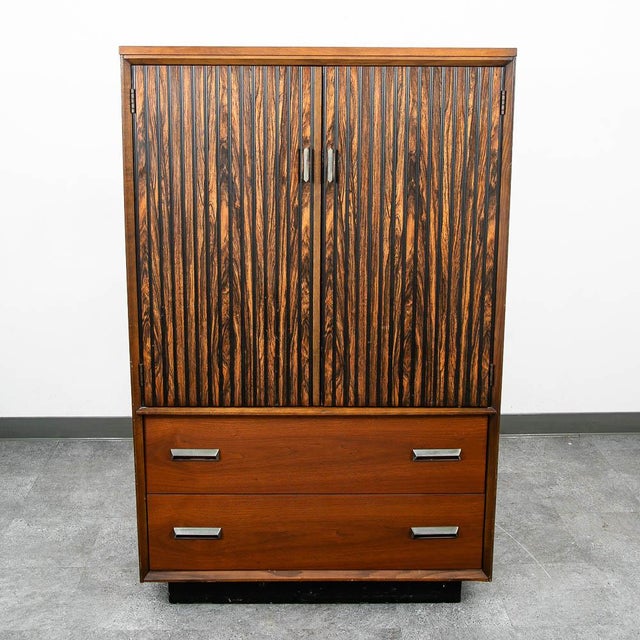 Unique and well made Gentleman's chest in walnut. Comes with 2 drawers below and 2 drawers behind the doors.
