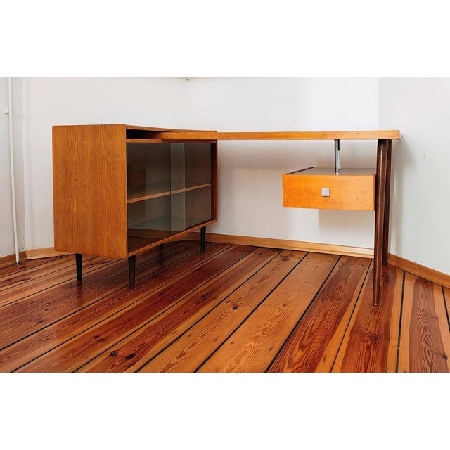 A vintage-style piece of furniture, in good condition, with minor signs of use and small scratches that add to its...