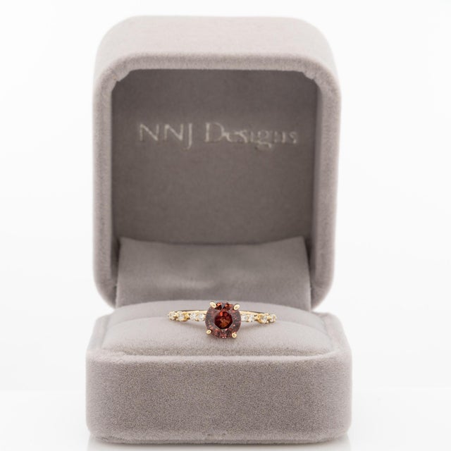 Modern 2.3Ct Red Zircon Ring With Earth Mined Diamonds Accents: Solid 14k Gold, Size 6.75 For Sale - Image 3 of 8