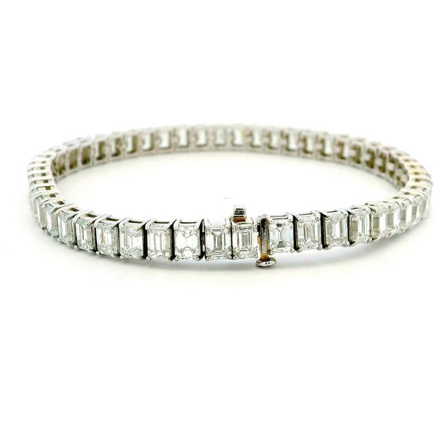 1990s 18k White Gold 16.32 Carat Emerald Cut Diamond Tennis Bracelet For Sale In Miami - Image 6 of 11