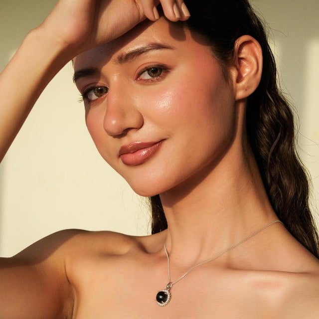 Delicate Yet Bold 5.71 Ct Black Star Pendant for Special Occasions For Sale - Image 4 of 12
