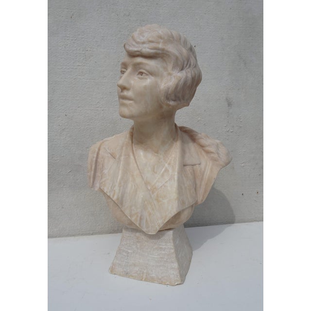 Italian Artist, Large Art Deco Carved Bust of Woman, 1920s-1940s, Alabaster, in Good conditions. Designed 1920 to 1949