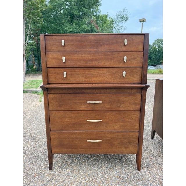 Mid-Century Modern 1950s Drexel Profile by John Van Koert — Completely Restored Walnut Bedroom Pair For Sale - Image 3 of 7