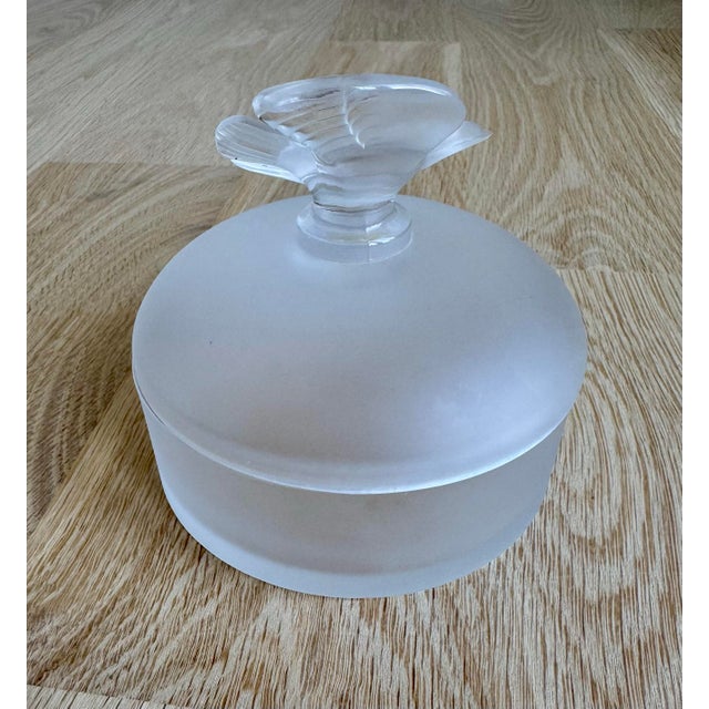 1970s Limited Edition 1975 Lalique for Nina Ricci L’Air Du Temps Frosted Crystal Powder Box, Numbered D-471 For Sale - Image 5 of 9