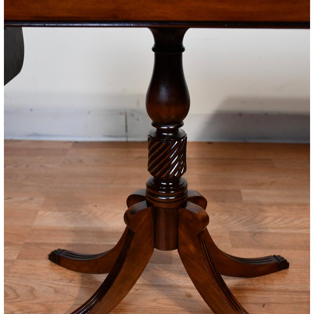Traditional Pair of 1950s English Regency Style Mahogany Pembroke Drop-Leaf Accent Tables For Sale - Image 3 of 14