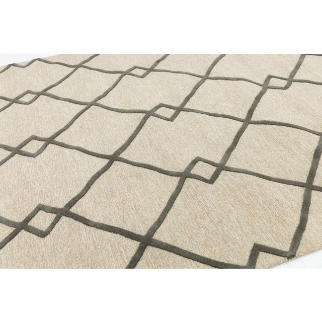 2020s 8x10 Geometric Trellis Hand-Tufted Wool Rug – Neutral Beige & Charcoal For Sale - Image 5 of 10
