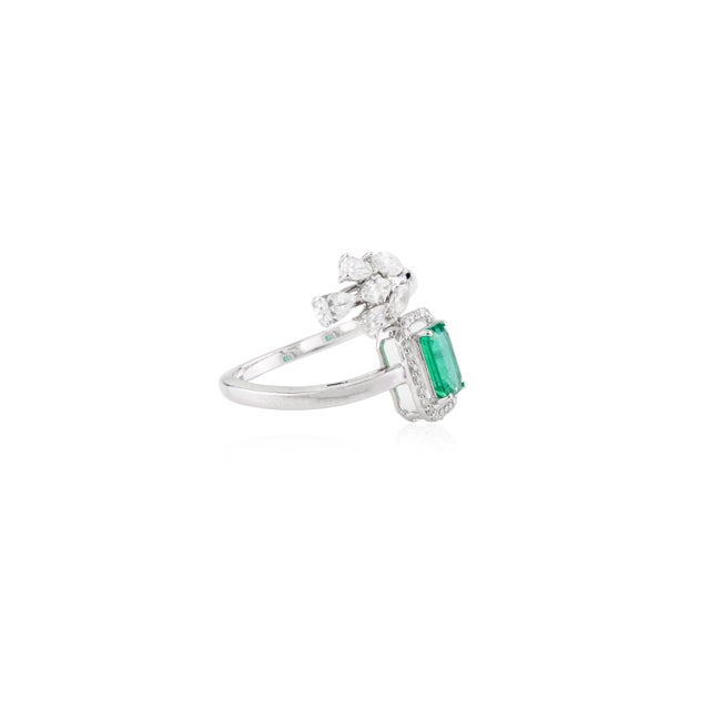 Metal Emerald Ring Embellished With Cluster Diamond in 18k White Gold Size 5.5 For Sale - Image 7 of 12