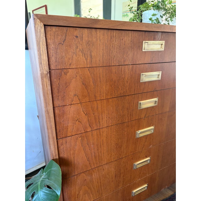 Vintage 6 drawer chest with beautiful brass pulls. A minimalist style. Fabulous walnut graining throughout. A few...