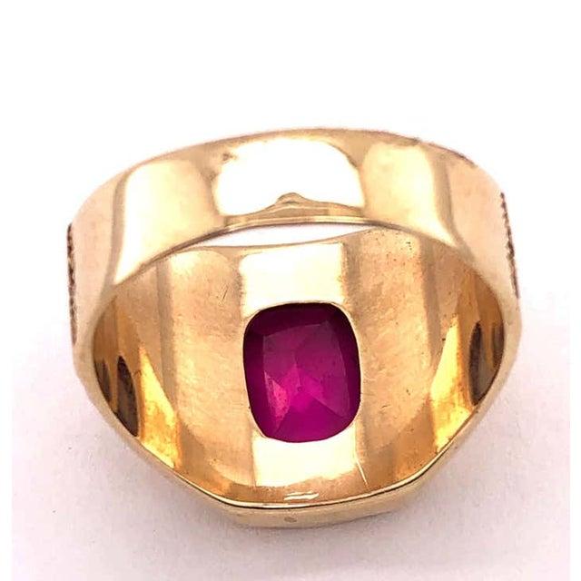 14 Karat Yellow Etched Gold and Garnet Solitaire Fashion Ring For Sale - Image 11 of 12