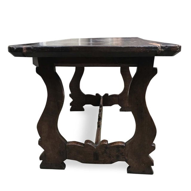 Walnut refectory table with a splendid single-plank top (with two small inlays along the edges) from the 1700s. Lyre-...
