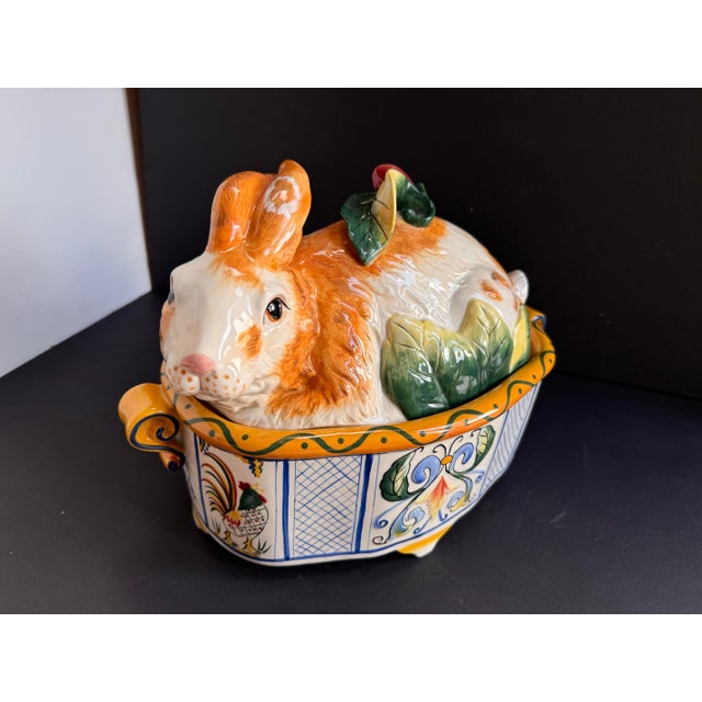 This is a large, antique Fitz and Floyd soup tureen from 1996 in first class condition. It features an oval shape with a...