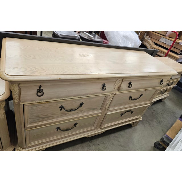 A solid built Lexington Furniture Cream Painted Double Dresser. Six flawlessly opening and closing drawers.