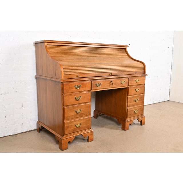 A gorgeous American Colonial, Georgian, or Chippendale style roll-top desk By Ethan Allen USA, Circa 1970s Carved solid...