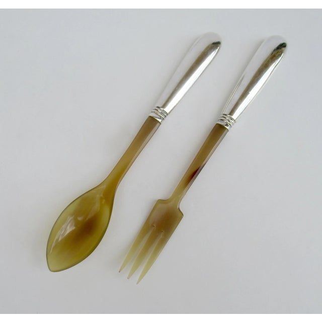 1920s C.1920s Anglo Indian English Silver With Hand-Honed & Carved Horn Salad Serving Spoon & Fork Utensils -Pair For Sale - Image 5 of 13