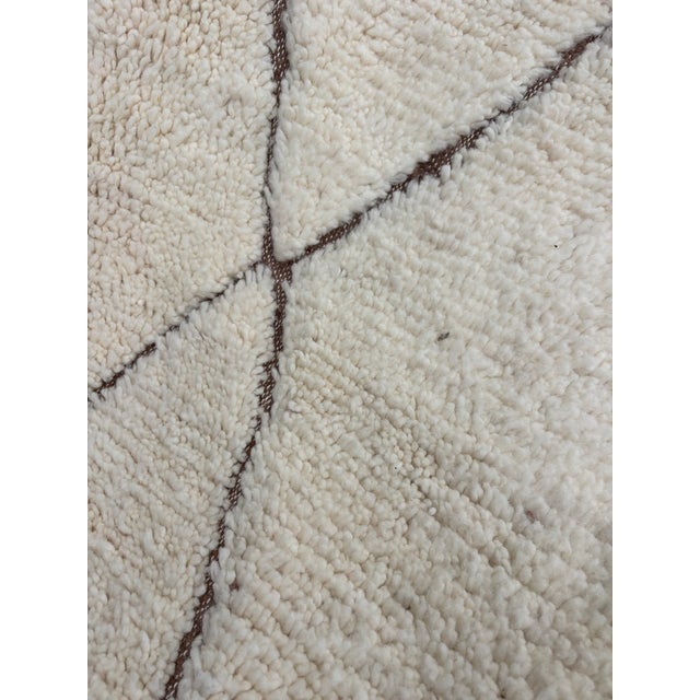 Textile Handwoven Moroccan Beni Ouarain Rug in Natural Wool with Diamond Pattern, 2010s For Sale - Image 7 of 12