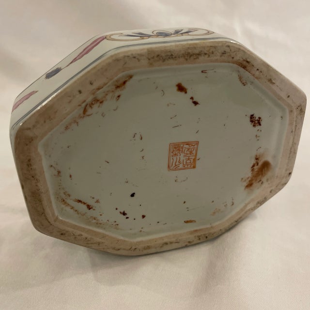 Early 19th Century Chinese Armorial Porcelain Box For Sale - Image 4 of 4