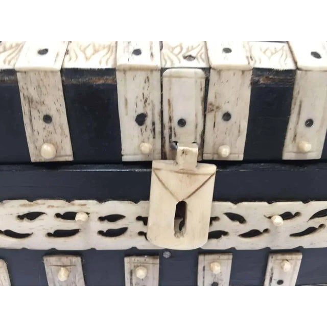 Late 19th Century Anglo-Indian Vizagapatam Bombay Mughal Style Footed Box With Bone Overlay For Sale - Image 5 of 11