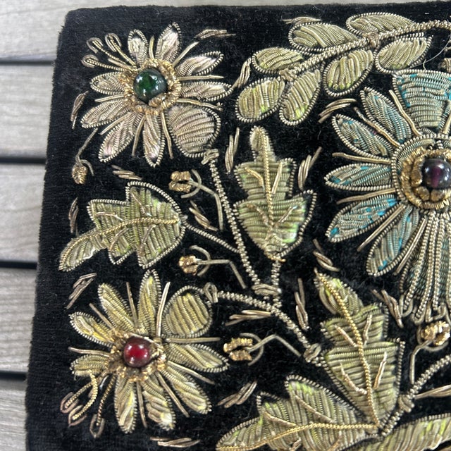 Early 20th Century Vintage Zardozi Embroidered Floral Jewelry Trinket Box For Sale - Image 9 of 10