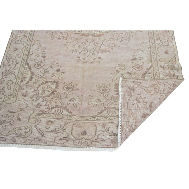 1960s Vintage Washed Out Turkish Area Rug-5′2″ × 8′10″ For Sale - Image 4 of 6