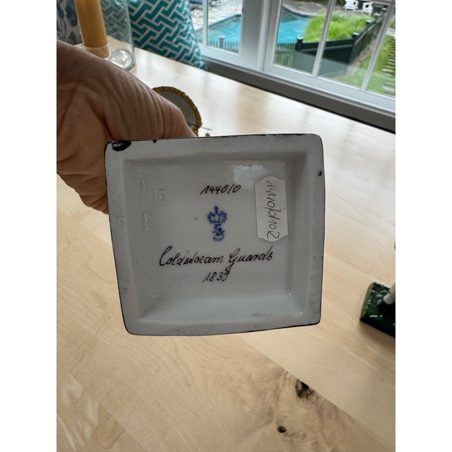 1910s Pair of Sitzendorf German Porcelain Soldiers For Sale - Image 10 of 10