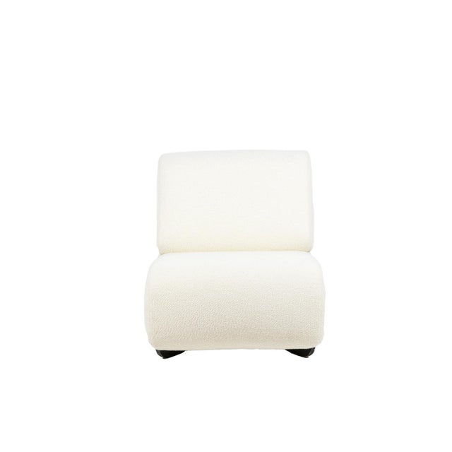 Pair of armchairs, rectangular in shape, covered with a white fabric. Work realized in the 1970s. This piece is designed...