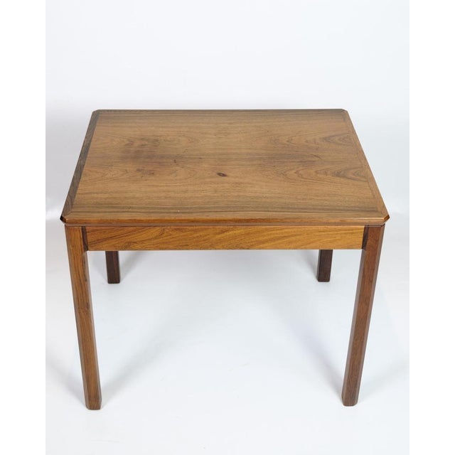 Side table in rosewood from the 1960s, made in Danish design. The table is made of beautiful rosewood with clear and...