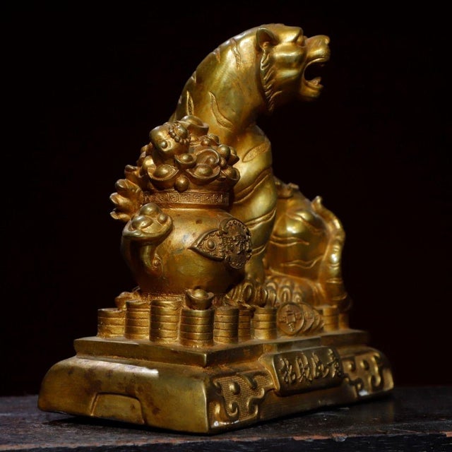 Late 19th Century Gilt Bronze Tiger With Treasure Vase, 2.9kg For Sale - Image 4 of 9