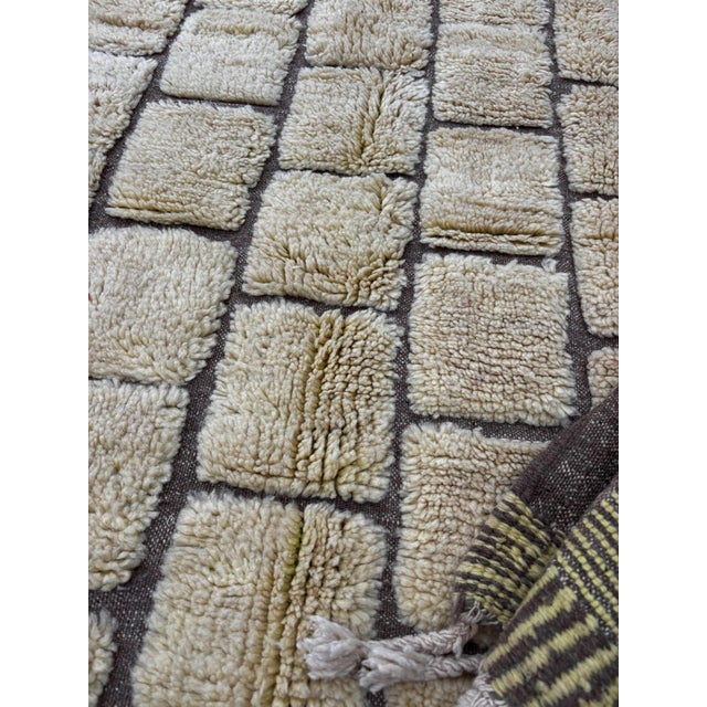 Mid-Century Modern Beni Ouarain M’rirt Moroccan Wool Rug For Sale - Image 3 of 16