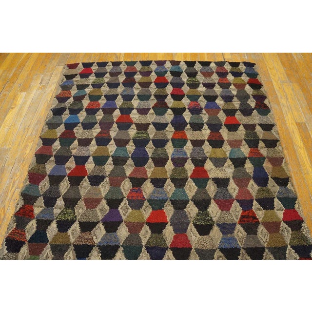 Early 20th Century American Hooked Rug ( 4'2'' x 5'4'' - 127 x 162 cm ) Antique American Hooked Rug American, Country of...
