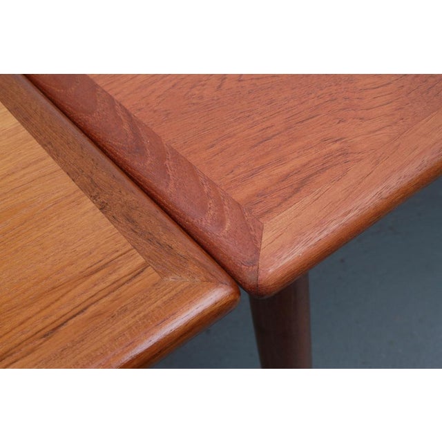 Classic 60s dining table, surfaces veneered in teak. Can be extended at the ends (max. length 250cm). Very beautiful...