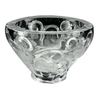 Late 20th Century Lalique Crystal “ Verone” Centerpiece Bowl With Frosted Birds For Sale