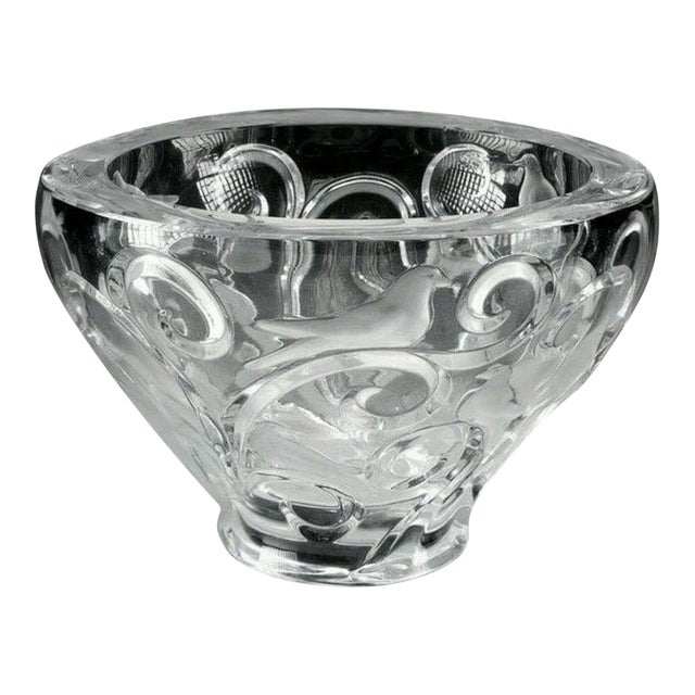 Late 20th Century Lalique Crystal “ Verone” Centerpiece Bowl With Frosted Birds For Sale