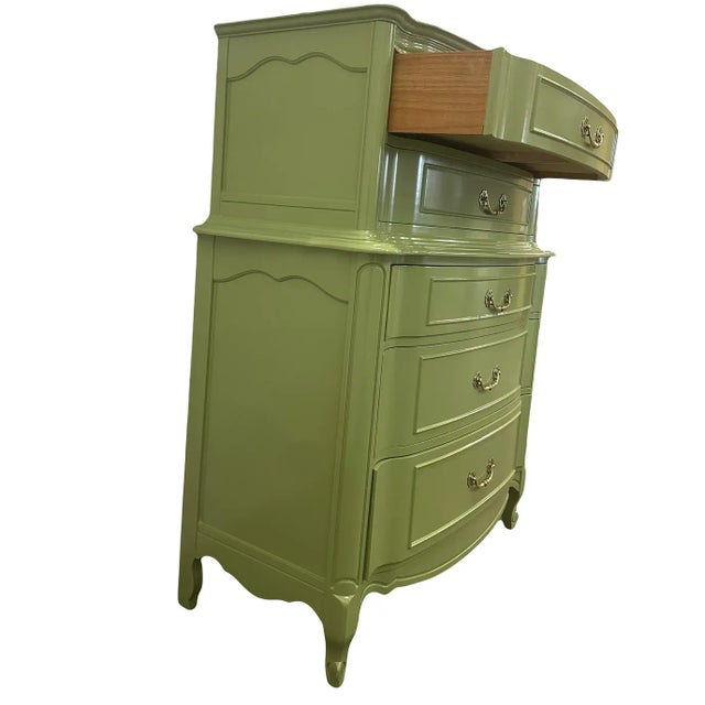 English 1950s Green Five Drawer Traditional Chest For Sale - Image 3 of 4